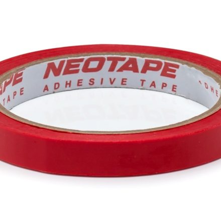 Páska na těsnění fólie tašky NEOTAPE 12 mm x 60 m červená