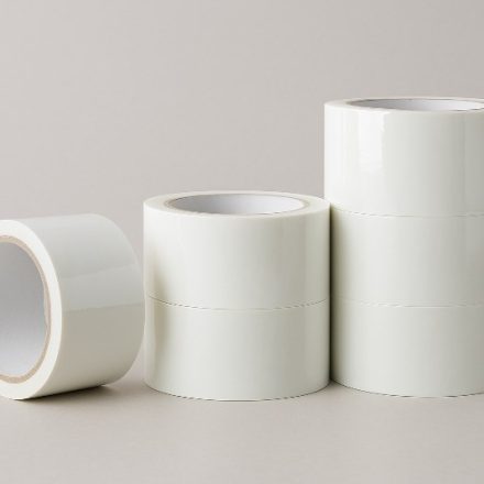 Bílá akrylová páska 48 mm x 45 m obal na krabičky a balení
